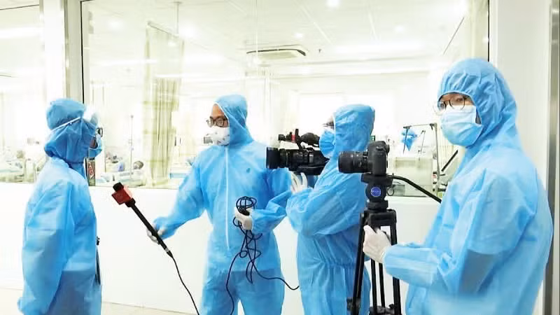 Journalists working in Da Nang during the complicated developments of the Covid-19 pandemic. (Photo: VNA)