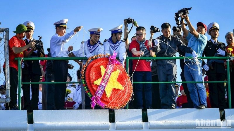 The working delegation held a memorial ceremony for 64 officers and soldiers who heroically sacrificed their lives for the sacred sovereignty of the homeland’s seas and islands. (Photo: NDO)