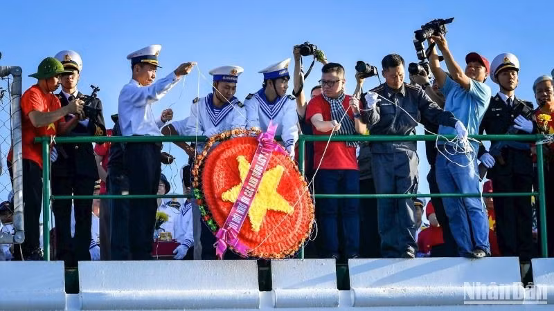 The working delegation held a memorial ceremony for 64 officers and soldiers who heroically sacrificed their lives for the sacred sovereignty of the homeland’s seas and islands. (Photo: NDO)