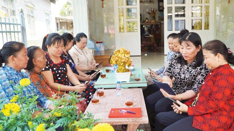 Women’s Union members participate in activities under the “Digital Family” model in Tan Thanh Commune, Dong Thap Province. (Photo: HUU NGHIA)