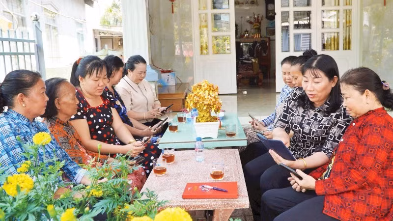 Women’s Union members participate in activities under the “Digital Family” model in Tan Thanh Commune, Dong Thap Province. (Photo: HUU NGHIA)