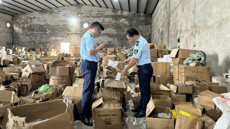 Illustrative photo: The market surveillance force of Quang Ninh Province inspects a warehouse storing over 47,000 smuggled products operated via online software. (Photo: HOANG YEN/NDO)