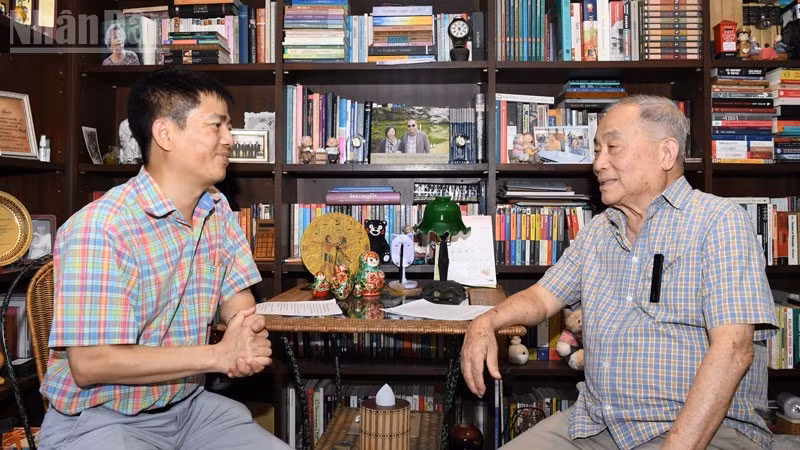 Senator Lae Dilokvidhyarat (right) gives an interview to a Nhan Dan Newspaper correspondent in Thailand. (Photo: MINH THANG)