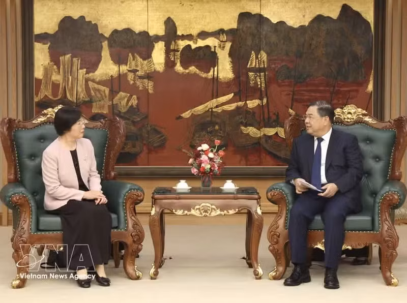 Permanent Deputy Prime Minister Pham Gia Tuc (R) and AIIB President Zou Jiayi (Photo: VNA)
