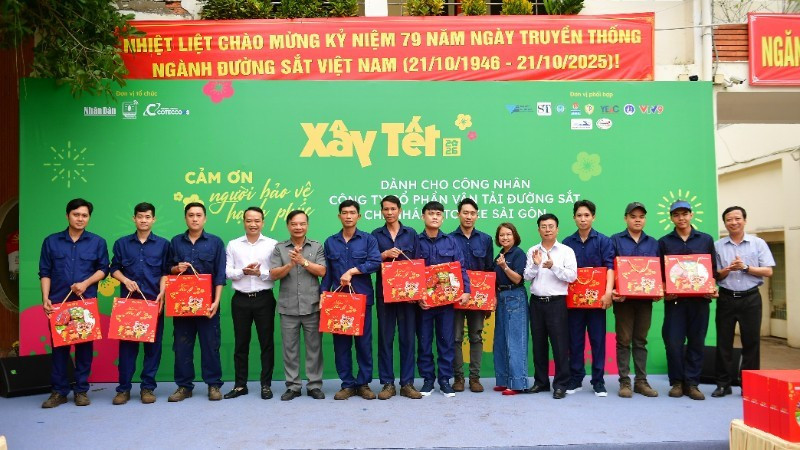Nhan Dan Newspaper, in coordination with Coteccons Construction Joint Stock Company, organised the “Building Tet 2026” programme for railway workers at the Sai Gon Railway Transport Joint Stock Company, under Viet Nam Railways on the morning of January 22. (Photo: THE ANH)