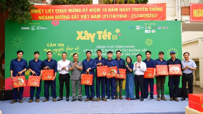 Nhan Dan Newspaper, in coordination with Coteccons Construction Joint Stock Company, organised the “Building Tet 2026” programme for railway workers at the Sai Gon Railway Transport Joint Stock Company, under Viet Nam Railways on the morning of January 22. (Photo: THE ANH)