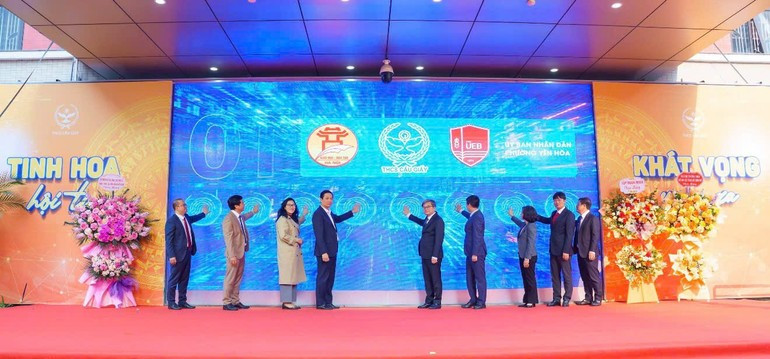 Teachers introduce students to the use of the digital school management system. (Photo: NDO)