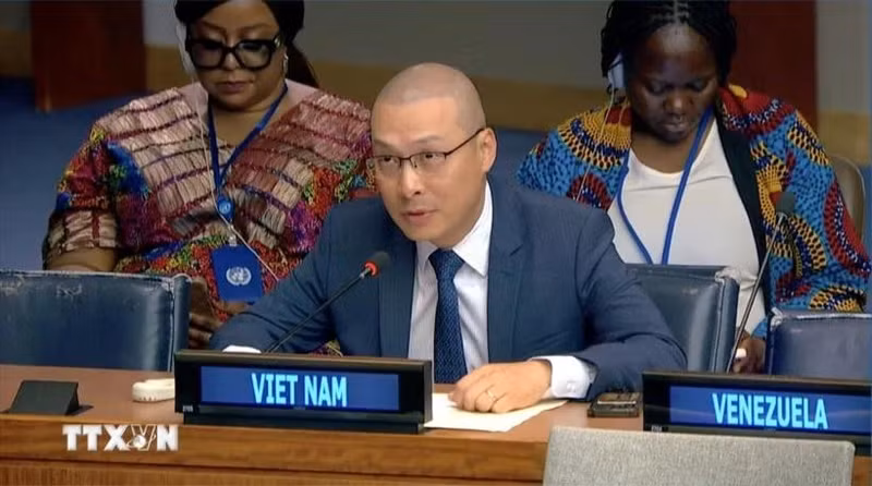 Minister-Counsellor Nguyen Hoang Nguyen, Chargé d’Affaires ad interim of the Permanent Mission of Viet Nam to the UN, addresses the session. (Photo: VNA)