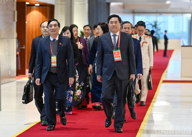 Delegates from the Phu Tho Provincial Party Committee delegation arrive to attend the session. (Photo: TRAN HAI)