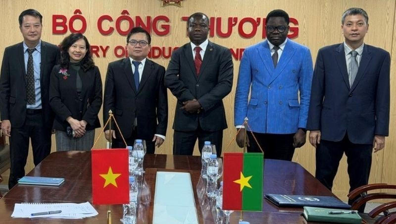 Deputy Minister Truong Thanh Hoai and leaders of units under the ministry and the working delegation of the Embassy of Burkina Faso to China, concurrently accredited to Viet Nam. (Photo: NDO)