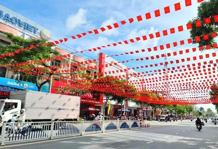A section of Nguyen Hue Street in Cao Lanh ward, Dong Thap province decorated in celebration of the 14th National Party Congress. (Photo: dongthap.gov.vn)