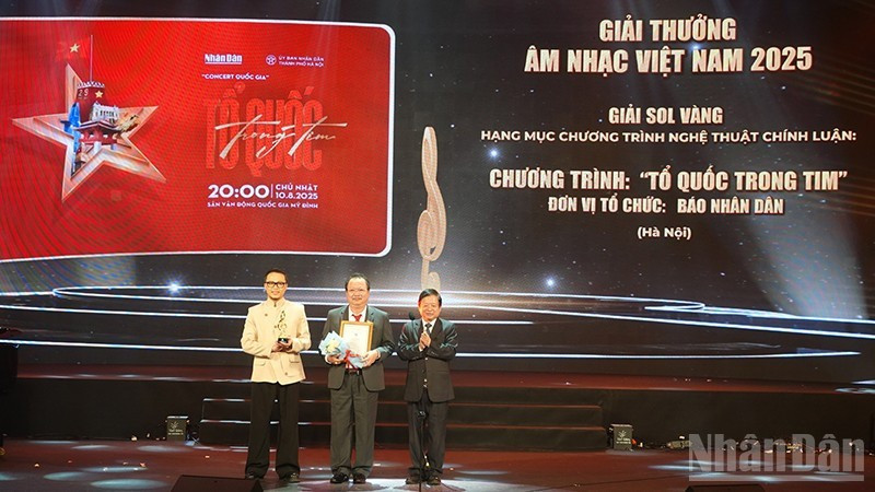 A representative from Nhan Dan Newspaper received the Golden Sol Award in the category of Political Art Programme 2025 for the concert programme “The Fatherland in Our Hearts”. (Photo: LINH BAO)