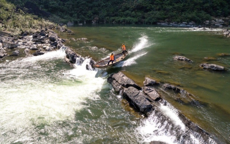 Conquering Tam Lu Waterfall brings tourists moments of excitement that will last a lifetime. (Photo: nhandan.vn)