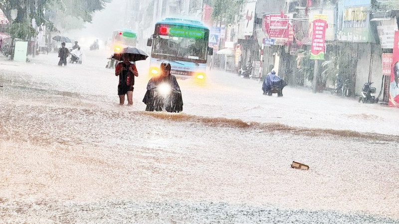 Flooding on Kham Thien Street, Ha Noi, following heavy rain in September 2025. (Photo: TL)