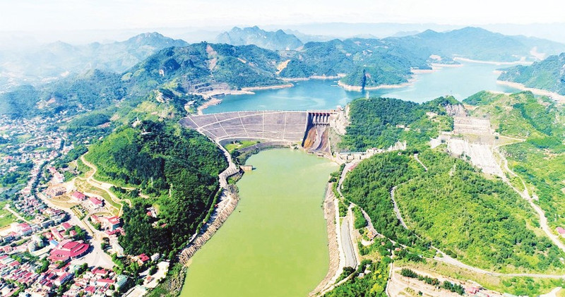 Hoa Binh Hydropower Plant seen from above. (Photo: DIEN HA)