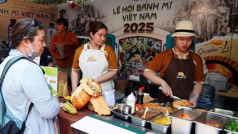 Visitors enjoy bread at the 3rd Viet Nam Bread Festival in 2025. (Photo: HOANG TUYET)