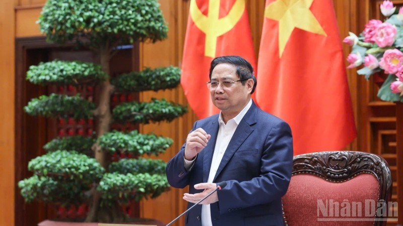 Prime Minister Pham Minh Chinh concludes the meeting of standing members of the Government on funding sources for fuel support. (Photo: TRAN HAI)