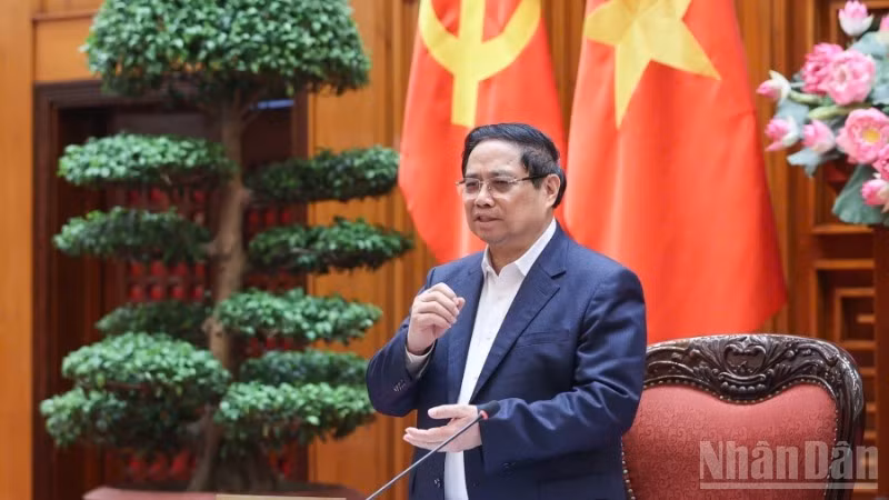 Prime Minister Pham Minh Chinh concludes the meeting of standing members of the Government on funding sources for fuel support. (Photo: TRAN HAI)