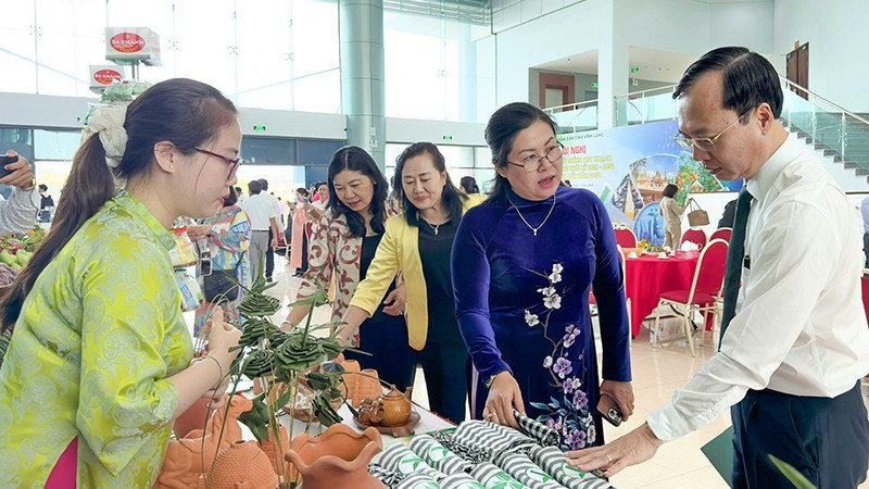 Provincial leaders visit booths showcasing Vinh Long’s tourism products.