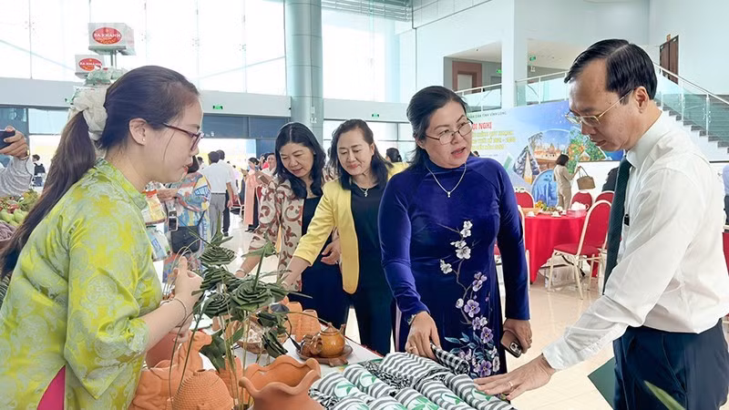 Provincial leaders visit booths showcasing Vinh Long’s tourism products.