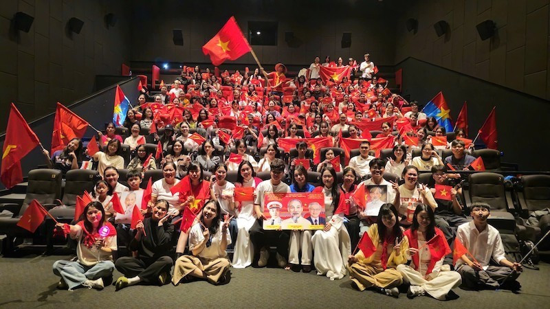 Young people are eager to watch “To Quoc Trong Tim: The Concert Film”.