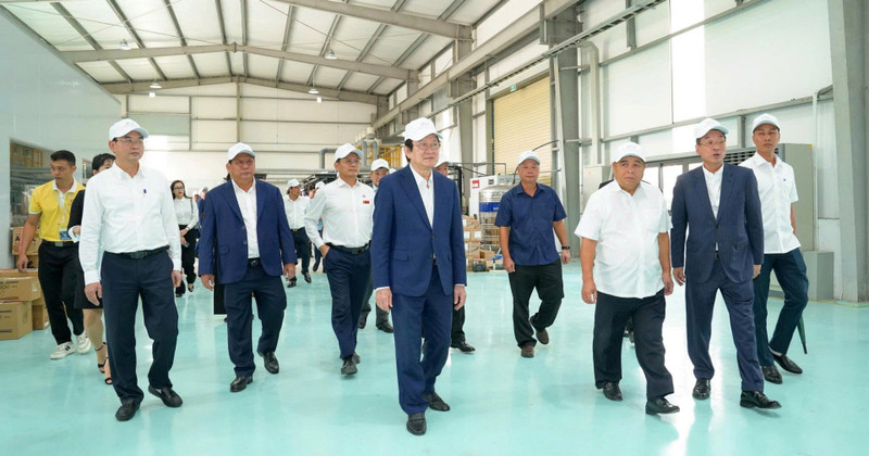 Former State President Truong Tan Sang, Deputy Prime Minister Nguyen Chi Dung, and delegates visited Onaga Company at HANSSIP. (Photo: NDO)