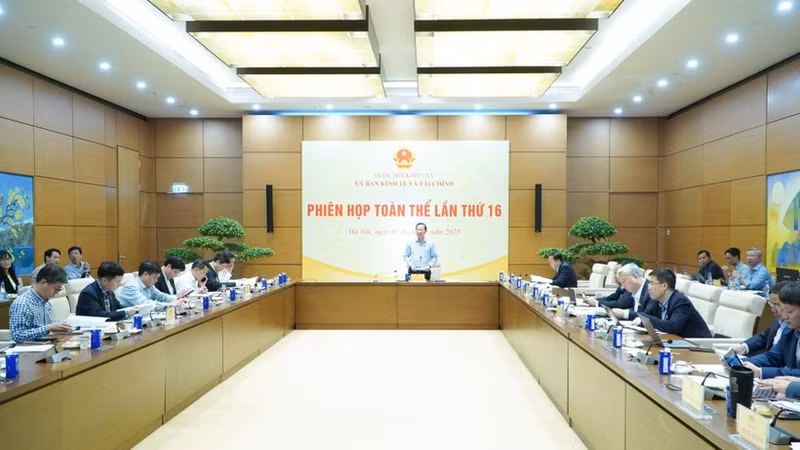 The 16th plenary session of the Committee for Economic and Financial Affairs is held in December 2025. (Photo: quochoi.vn)