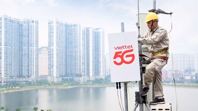 Viettel technicians install a 5G base station. (Photoo: NDO)