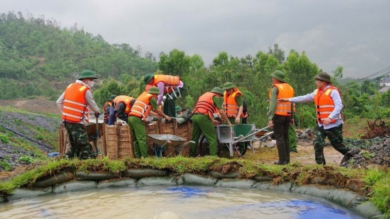 Practising civil defence for responding to incidents relating to dykes and reservoirs. (Photo: VNA)