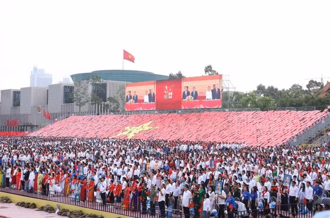 Participants in the rehearsal stand in salute at the flag-raising ceremony. (Photo: VNA)