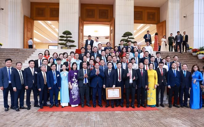 PM Pham Minh Chinh and business leaders pose for a group photo. (Photo: VNA)