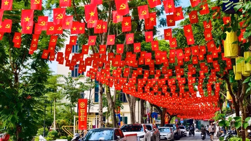 The capital Ha Noi bright with Party and national flags welcoming the National Celebration. (Photo: NDO)