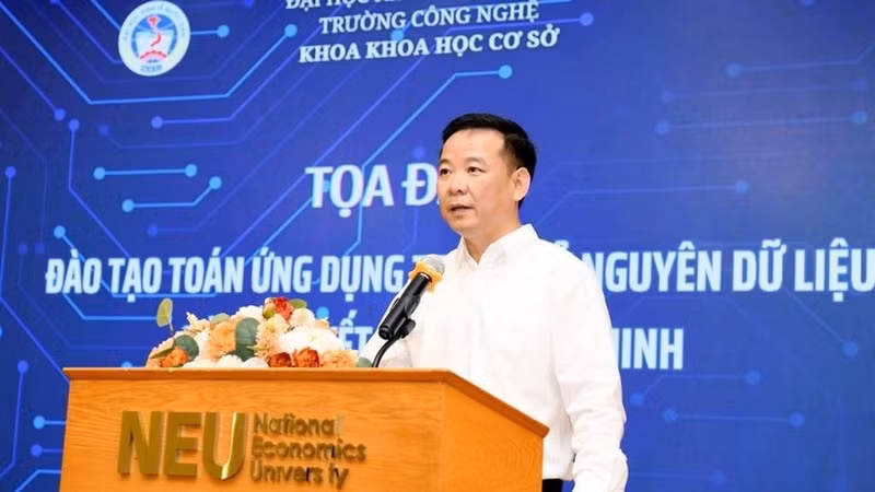Assoc. Prof. Dr. Bui Huy Nhuong, Director of the National Economics University, speaking at the seminar “Training Applied Mathematics in the Era of Data and Intelligent Decision-Making”. (Photo: NDO)