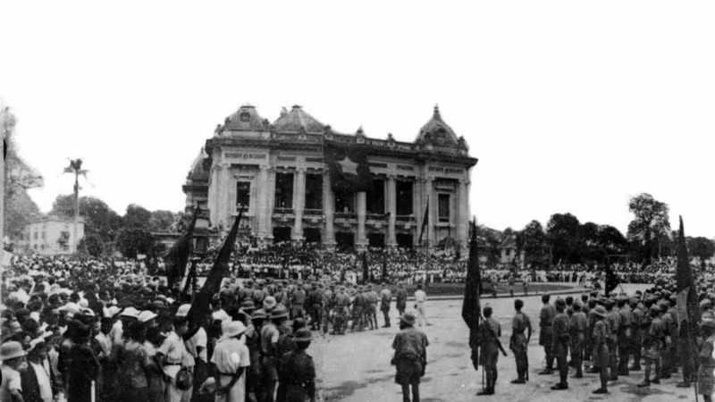 Guerrilla teams from the resistance bases marched into Ha Noi, gathering in front of the Ha Noi Opera House on August 30, 1945. (File photo: VNA)