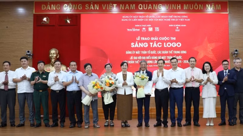 Authors winning awards take photo with the organising committee. (Photo: NDO)
