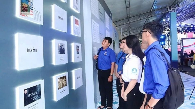Visitors at the exhibition of 50 outstanding literary and artistic works, 50 exemplary construction projects/clusters, and 50 remarkable events and activities of Ho Chi Minh City. (Photo: Organising Committee)
