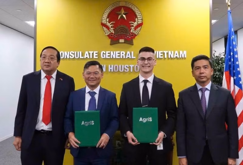 The Consulate General of Viet Nam in Houston and leaders of Tay Ninh Province witness the signing of a memorandum of understanding (MoU) between Thanh Thanh Cong – Bien Hoa Joint Stock Company (AgriS) and Harney &amp; Sons.