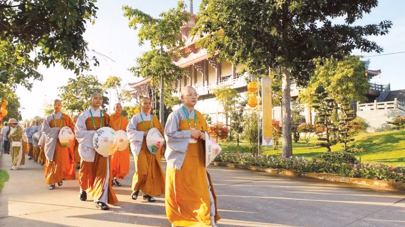 Tens of thousands of domestic and foreign delegates, monks, nuns, and Buddhist followers in the country and from 85 countries and territories attended the activities within the framework of the United Nations Day of Vesak 2025. (Photo: VNA)