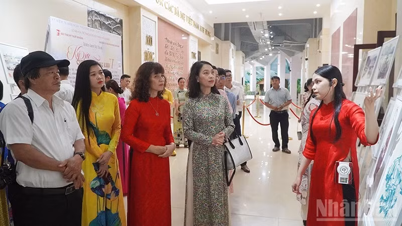 Delegates visit the sketch exhibition “Battlefield Memories of Zone V” (Photo:NDO)