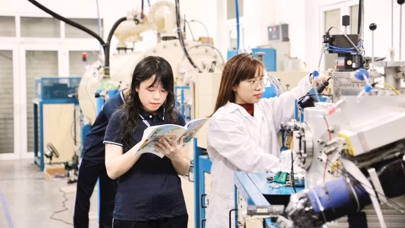 Students from the University of Science under the Viet Nam National University, Ha Noi, conduct experiments in the laboratory.