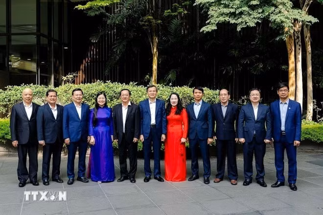 Members participate in the third research and exchange programme of the project on potential Vietnamese leaders in Singapore (Photo: VNA)