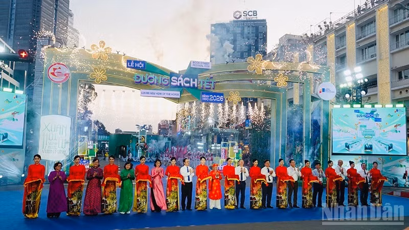 Delegates cut the red ribbon to open the festival. (Photo: LINH BAO)