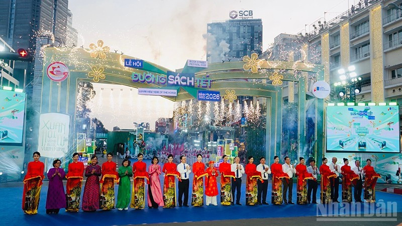 Delegates cut the red ribbon to open the festival. (Photo: LINH BAO)
