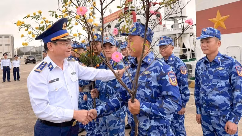 Colonel Le Huy, Political Commissar of Coast Guard Region 2, encourages officers and soldiers before they begin their Tet duty at sea.