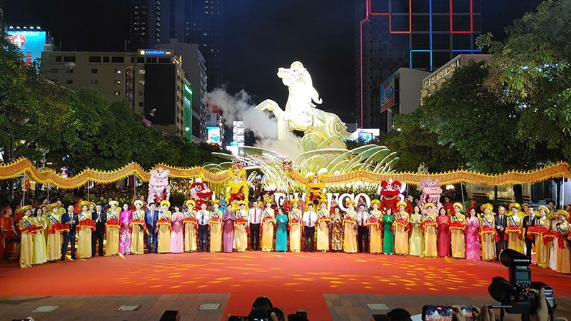 Delegates cut ribbon to open Nguyen Hue Flower Street. (Photo: HUU LONG).