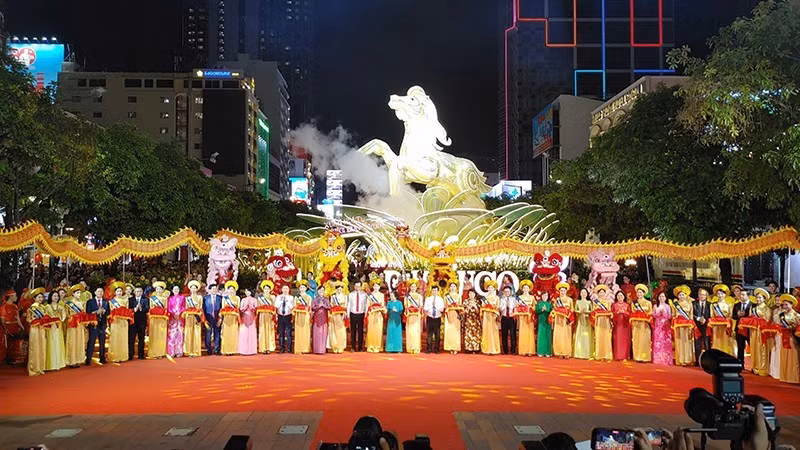 Delegates cut ribbon to open Nguyen Hue Flower Street. (Photo: HUU LONG).