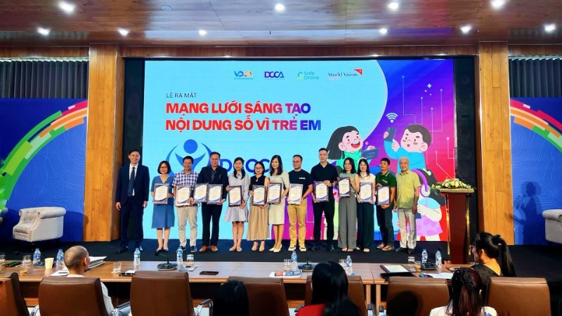 Representatives of founding member organisations of the DCCC network at the launching ceremony (Photo: NDO)