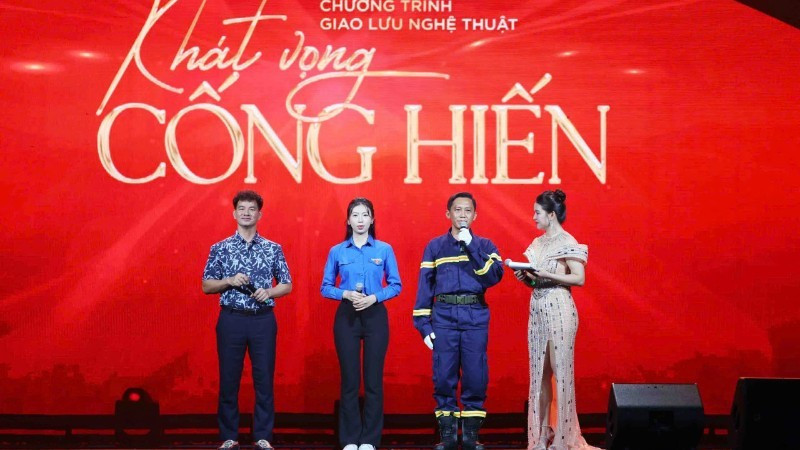 Meeting and exchanging with outstanding examples (Photo: NDO)