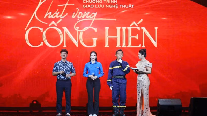 Meeting and exchanging with outstanding examples (Photo: NDO)