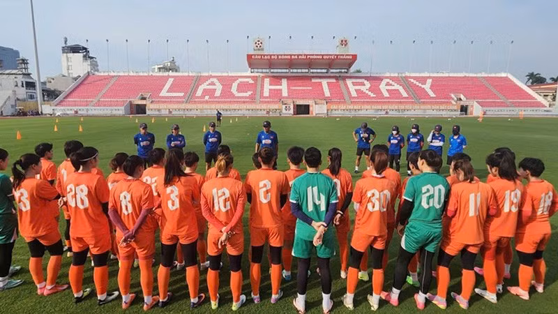 Members of the Vietnamese women's team practice at Lach Tray Stadium. (Photo: VFF)